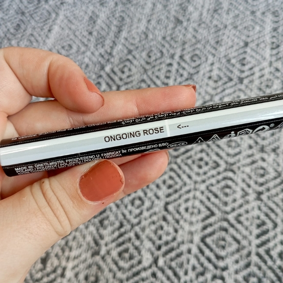 ✨FREE WITH PURCHASE OF 2000✨ Avon Lip Stylo Lipstick in Ongoing Rose - Picture 6 of 14